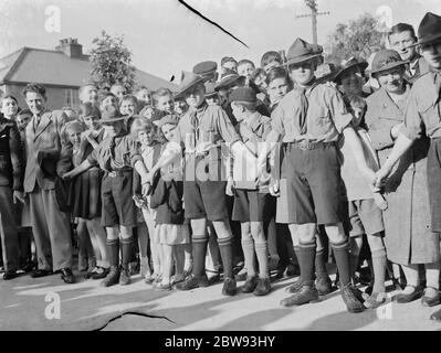Ouverture du cinéma Wardona à Swanscombe , Kent . Les Scouts relient les mains pour essayer et endiguer la foule enthousiaste . 1939 Banque D'Images