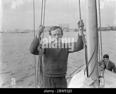 Un peintre letton est de naviguer vers l'Amérique . Ici, il joue le violon du front du voilier avec lequel il va tenter l'exploit . 1939 Banque D'Images