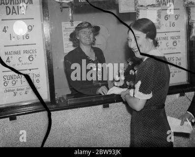 Ouverture du cinéma Wardona à Swanscombe , Kent . Jannie Adamson , le député de Dartford , à la billetterie . 1939 Banque D'Images