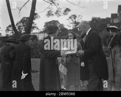 La charité Lifeboat fete à Scadbury , Kent . Sir Waldron Smithers discutant avec un steward tout en appréciant une cigarette . 1939 Banque D'Images