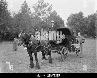 Le Carnaval de Gillingham dans le Kent . Un cheval et une voiturette . 1939 Banque D'Images