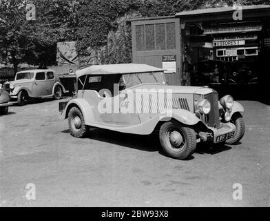Voitures à l'extérieur du garage Western Motor Works à Chislehurst , Kent . 1939 . Banque D'Images