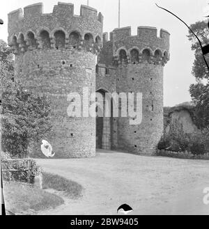 La maison de la porte du château de refroidissement du XIVe siècle près de Rochester , Kent . Il a été construit dans les années 1380 par John Cobham . 1938 . Banque D'Images