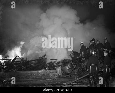 Un incendie au chantier de construction de voitures à Bexley , Londres . 1938 Banque D'Images