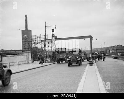 Un nouveau pont piétonnier est en cours de construction sur la Great West Road à Osterley , Londres . 1938 Banque D'Images