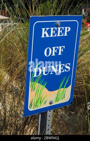 Les dunes de sable de l'île Assateague sont protégées par des panneaux métalliques avertissant les éleveurs de garder hors de l'herbe. Banque D'Images