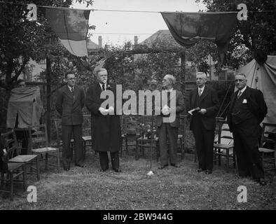 St Andrews fete à Mottingham , Kent . Le révérend C E J Chennel , M. J H John , M. S A Morris et Sir George Hume lors d'un discours . 1938 Banque D'Images