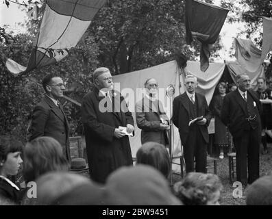 St Andrews fete à Mottingham , Kent . Le révérend C E J Chennel , M. J H John , M. S A Morris et Sir George Hume lors d'un discours . 1938 Banque D'Images