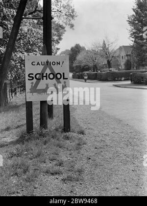 Panneau avertissant les conducteurs d'une école à venir , sur une route à Shenfield , Essex . 1938 Banque D'Images