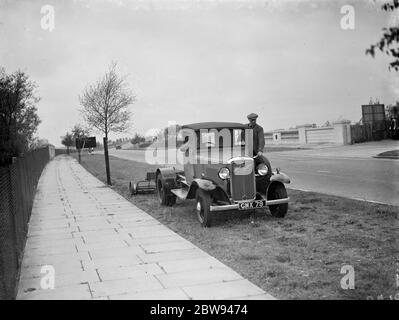 Un tracteur Pattison Bedford coupant l'herbe sur les bords de Great West Road à Middlesex . 1938 Banque D'Images