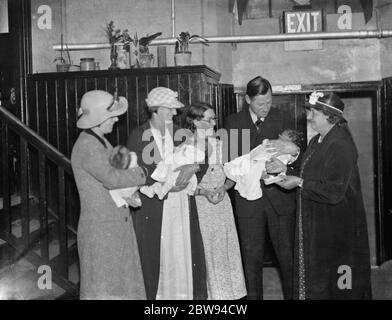 Bébés couronnement à Erith , Londres . Ces bébés sont nés le 12 mai 1937 , le jour du couronnement de George VI . 1937 . Banque D'Images