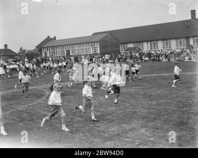 Journée sportive à l'école de bébé Days Lane à Sidcup , Kent . Courses pour enfants . 1937 Banque D'Images