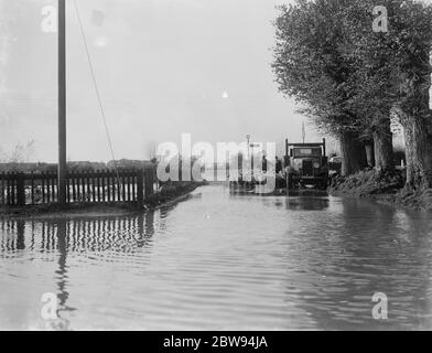 Un fermier et ses moutons à côté d'une zone inondée à Beltring , Kent . 1936 Banque D'Images