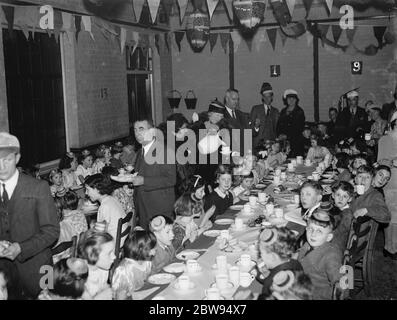 Tous les saints à New Eltham , Londres , tiennent une fête d'enfants . 1938 Banque D'Images