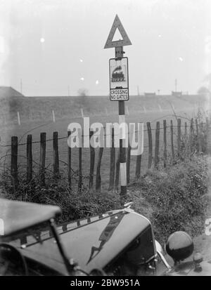 Signe inhabituel à Meopham , Kent , avertissant les conducteurs qu'il n'y a pas de portes au passage à niveau de la voie ferrée . 1937 Banque D'Images