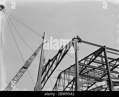 Nouveau cinéma Gaumont en construction sur la High Street à Bromley , Londres . 1936 Banque D'Images