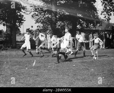 Journée de sport des Scouts à Sidcup , Kent . Course relais scout CUB . 1936 . Banque D'Images