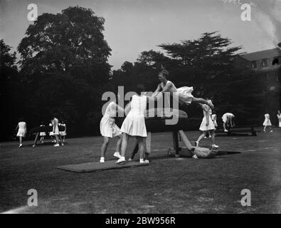 Bergman Osterberg College of Physical Education à Darford , Kent . Les filles font de la gymnastique sur une voûte de cheval . 1936 Banque D'Images