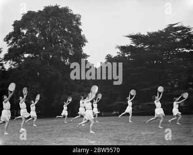 Bergman Osterberg College of Physical Education à Darford , Kent . Les filles exécutent la danse tamborine . 1936 Banque D'Images