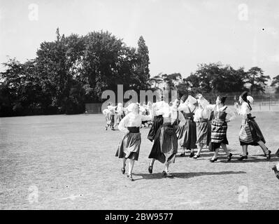 Bergman Osterberg College of Physical Education à Darford , Kent . Filles danse hongroise . 1936 Banque D'Images