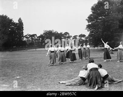 Bergman Osterberg College of Physical Education à Darford , Kent . Filles danse hongroise . 1936 Banque D'Images