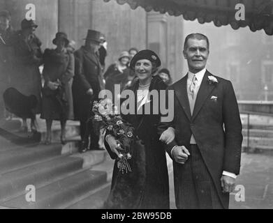 Commandant écossais dans Chief Weds à Londres . Le mariage du Lieutenant général Sir Percy Radcliffe , Commandant en chef en Écosse , à Mme P M Haggie , veuve de M. P N Haggie de Heddon Hall , Northumberland , a eu lieu à l'église St Johns , à la place Smith , à Londres . La mariée et le marié quittant l'église après la cérémonie . 15 novembre 1932 Banque D'Images