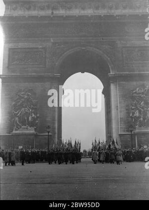 Journée de l'armistice célébrée à Paris . Le Président le Brun , de France , M Herriot , le Premier ministre et les membres du Cabinet ont assisté au service du jour de l'armistice au tombeau du guerrier inconnu de l'Arc de Triomphe à Paris . Le Président le Brun et les membres du Cabinet français à l'Arc de Triomphe à Paris à la charge du 11 novembre 1932 Banque D'Images