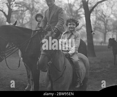 Prince de Galles ' Godson manèges dans la rangée . David Metcalfe , fils de Lady Alexandra Metcalfe et filleul du Prince de Galles , est devenu un cavalier enthousiaste , et peut être trouvé à cheval dans le Row à Hyde Park , à chaque occasion . David Metcalfe circonscription dans la rangée . 10 février 1933 Banque D'Images