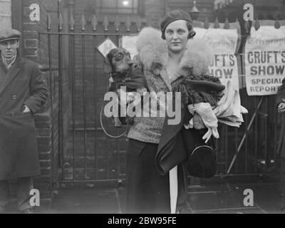 Cruft's , le plus grand salon canin du monde , ouvre . Cruft's Dog Show , le plus grand salon du monde , au cours duquel plus de 3400 entrées de tous types de chiens sont présentées au Agricultural Hall , Islington , Londres . Mme Stanhope Joel , arrivant avec son fil, Hait Dachshund . 8 février 1933 Banque D'Images