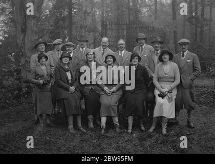 Le ministre français des Finances et M. Neville Chamberlain invités de Sir Gomer Berry à Shoot . M Flandin, ministre des Finances français, et M. Neville Chamberlain, chancelier de l'ex-chéquier britannique, étaient invités de Sir Gomer Berry à Hall Barn , Farnham Common . Un groupe d'invités à la séance, dont M et Mme Louis van der Heydun a Hanzer , M et Mme Flandin , M. Neville Chamberlain , Sir Gomer et Lady Berry , M. R A Walter , le comte de Cavan , le comte de Cromer , M. Lionel Berry , M. Berry , M. et Mme du Plessis . 12 novembre 1932 Banque D'Images