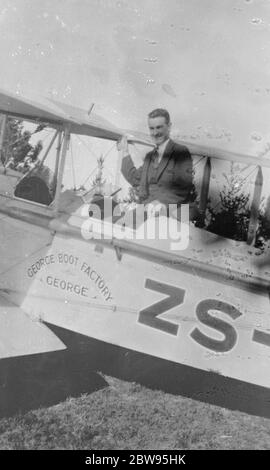 Aviateur sud-africain essayant un vol record du Cap vers l'Angleterre . M. Victor C Smith , un fils sud-africain de 19 ans d'un fabricant de chaussures , est en route vers Croydon , dans une tentative de briser le record d'un vol du Cap à Croydon actuellement détenu par le capitaine C D Barnard , Qui a volé la distance en 11 jours accompagné par la duchesse de Bedford . Il espère terminer le voyage dans la moitié du temps . M. Victor C Smith dans son avion de papillon dans lequel il fait le vol . 14 novembre 1932 Banque D'Images