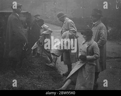 Le ministre français des Finances et M. Neville Chamberlain invités de Sir Gomer Berry à Shoot . M Flandin, ministre des Finances français, et M. Neville Chamberlain, chancelier de l'ex-chéquier britannique, étaient invités de Sir Gomer Berry à Hall Barn , Farnham Common . Un groupe d'invités à la séance, dont M et Mme Louis van der Heydun a Hanzer , M et Mme Flandin , M. Neville Chamberlain , Sir Gomer et Lady Berry , M. R A Walter , le comte de Cavan , le comte de Cromer , M. Lionel Berry , M. Berry , M. et Mme du Plessis . 12 novembre 1932 Banque D'Images