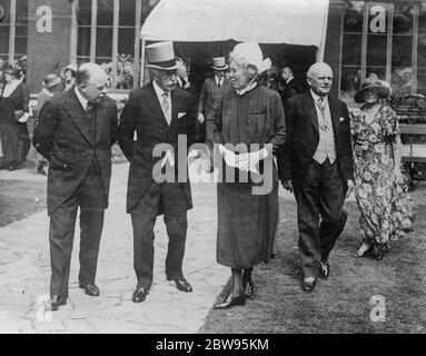 Le duc de Connaught présente des prix à l'école de médecine de l'hôpital St Thomas . Le duc de Connaught a remis des prix lors de la distribution annuelle à la St Thomas ' Hospital Medical School , Londres . Le duc de Connaught avec le maire de Londres et le Matron de l'Hôpital marchant dans le domaine de l'école pendant sa visite . 28 juin 1932 Banque D'Images
