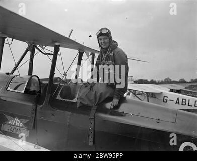 Préparation de l'avion du Prince de Galles pour la course aérienne de la coupe du Roi . Mlle Winifred Brown , une des femmes concurrentes , avec M. E R Adams , qui sera son passager , étudiant leur itinéraire sur une carte tout en préparant la course aérienne de Kings Cup à Brooklands , Surrey . 7 juillet 1932 Banque D'Images