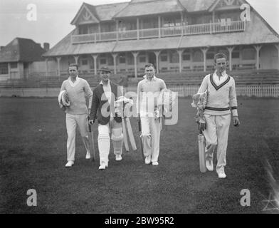 Ouverture de la pratique du club de cricket du comté d'Essex à Leyton . Le club de cricket du comté d'Essex a commencé sa pratique pour la saison à venir à Leyton , Essex . De gauche à droite : Taylor , Pepo , Evans et Wade pour la première pratique de la saison à Leyton . 25 avril 1932 Banque D'Images