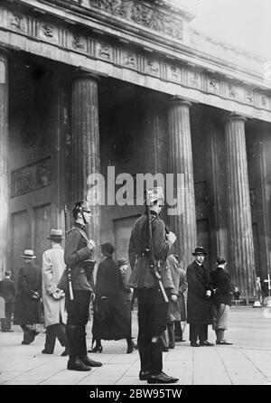 Des gardes armés en service patrouillent dans les rues de Berlin pendant les élections . 25 avril 1932 Banque D'Images