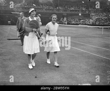 Helen Wills Moody bat Mary Heeley en demi-finale de Wimbledon . Mme Helen Wills Moody la star américaine de tennis a battu Miss Mary Heeley la jeune Birmingham , Angleterre , fille dans la demi-finale des femmes célibataires dans les championnats de tennis de Wimbledon . Score était 6-2 , 6-0 . Mme Wills Moody et Mlle Mary Heeley qui sont en train de sortir du terrain après le match . 30 juin 1932 Banque D'Images