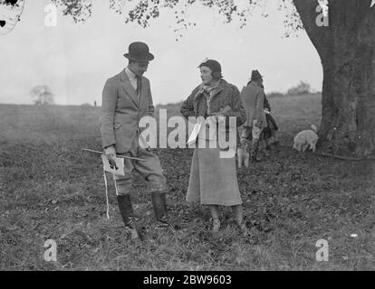 L'Université d'Oxford traînait des poids et des essais de chasseurs à Middleton Stoney près de Bicester . Les procès de chasseurs de traîneurs de l'Université d'Oxford ont eu lieu sur le domaine du comte de Jersey à Middleton Stoney , Bicester . Lady Joan Villiers et M. Dereck Crosthwaite . 29 octobre 1932 Banque D'Images