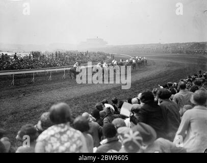 L'acteur gagne le Derby avec outsider . M. Tom Walls , l' acteur , a remporté le Derby , une des plus grandes races classiques du gazon à Epsom , Angleterre , avec son outsider avril et le cinquième , Datur , propriété de l' Aga Khan , a été deuxième , et le Miracle du Seigneur Roseberry troisième . Le champ arrondi de Tattenham Corner . 1er juin 1932 Banque D'Images