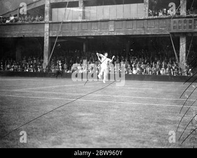 Wimbledon sensation - Cochet battu par Collins en célibataires chez Wimbledon . I G Collins (Grande-Bretagne) a fourni une sensation de première classe lorsqu'il a battu Henri Cochet de France dans les singles hommes de Wimbledon , au All England Club . I G Collins en jeu contre Cochet . 21 juin 1932 Banque D'Images