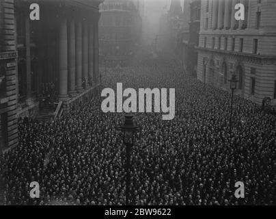 Quatorzième anniversaire de l'armistice célébré à Londres . Le quatorzième anniversaire de l'Armistice qui a mis fin à la Grande Guerre a été célébré à Londres par un pèlerinage national et un service au Cenotaph à Whitehall auquel ont assisté le Roi et la Reine et d'autres membres de la famille royale . Les foules dans la file d'attente au Cenotaph . 11 novembre 1932 Banque D'Images