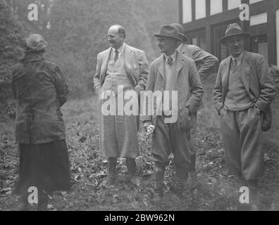 Le ministre français des Finances et M. Neville Chamberlain invités de Sir Gomer Berry à Shoot . M Flandin, ministre des Finances français, et M. Neville Chamberlain, chancelier de l'ex-chéquier britannique, étaient invités de Sir Gomer Berry à Hall Barn , Farnham Common . Un groupe d'invités à la séance, dont M et Mme Louis van der Heydun a Hanzer , M et Mme Flandin , M. Neville Chamberlain , Sir Gomer et Lady Berry , M. R A Walter , le comte de Cavan , le comte de Cromer , M. Lionel Berry , M. Berry , M. et Mme du Plessis . 12 novembre 1932 Banque D'Images