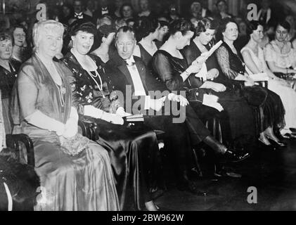 Ancien prince héritier allemand et princesse au concert de Berlin . L'ancien prince héritier Wilhelm d'Allemagne et son épouse , la princesse Cecilie , faisaient partie des personnalités éminentes assistant à un concert de charité à l'Hôtel Esplanade de Berlin . De gauche à droite Frau Konsul Staudt la princesse Crown et l'ancien prince Crown au concert . 5 février 1932 Banque D'Images