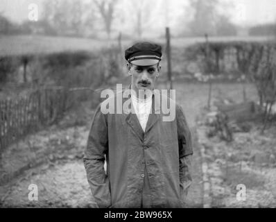 Homme sans douleur après avoir été exécuté par train dans un pouce de la mort . M. Frank Larman , un pompier ferroviaire , qui vit à James Street , Epping , Essex , a une remarquable fuite de la mort quand il a été frappé par le tampon d'un pétrolier . Il est tombé entre les lignes et s'est parfaitement couché pendant que et moteur tendre et pétrolier passé par-dessus lui . Il n'y avait qu'un seul pouce de jeu entre le moteur et son corps . M. Larman mesure 6 pieds 3 pouces. Son compagnon qui marchait le long de la voie permanente avec lui quand il a été frappé vers le bas a stupéfait de le trouver encore vivant quand il a couru pour choisir h. Banque D'Images