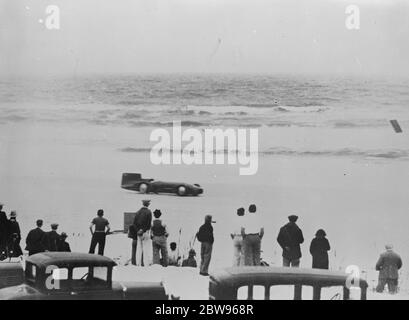 Sir Malcolm Campbell brise son propre record de vitesse terrestre à Daytona . Sir Malcolm Campbell dans sa voiture Bluebird II , a cassé son propre record de vitesse terrestre mtorcar de 245 miles par heure établissant un nouveau record du monde de 253 . 968 miles par heure pour le mile mesuré , sur les sables à Daytona , Floride . Sir Malcom Campbell en train de dépasser la piste à Daytona , Floride , en brisant son propre record à Daytona . 4 mars 1932 Banque D'Images