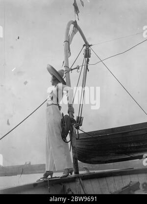 Scènes à bord du bateau-spectacle sur la Tamise . Mannequins portant des vêtements de plage . 24 juin 1932 Banque D'Images