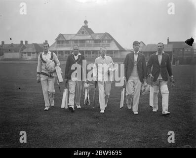 Ouverture de la pratique du club de cricket du comté d'Essex à Leyton . Le club de cricket du comté d'Essex a commencé sa pratique pour la saison à venir à Leyton , Essex . De gauche à droite : Taylor , Pepo , Evans et Wade pour la première pratique de la saison à Leyton . 25 avril 1932 Banque D'Images