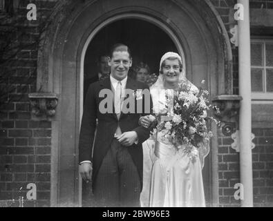 Fille du directeur de Phosferine Weds Scotsman . Le mariage de Mlle Everall Talluck , fille d'un directeur de Phosferine à M. W E F Wilson d'Édimbourg s'est déroulé à l'église catholique de Sainte-Marie , Chislehurst . La mariée et le marié quittant l'église après la cérémonie . 4 février 1932 Banque D'Images