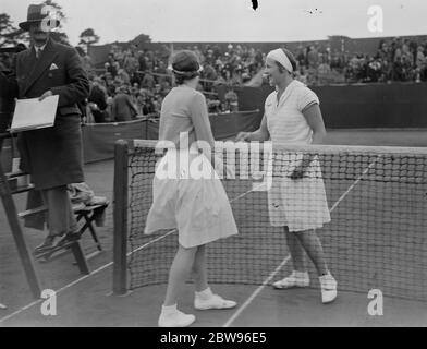 Betty Nuthall bat la nouvelle star de tennis , Mlle Tammers oublie ses vêtements . Mlle Betty Nuthall la jeune championne de tennis sur gazon , a défendu avec succès son prestige contre Mlle Kathleen Stammers , le nouveau venu tous conquising au grand tennis lorsqu'ils se sont rencontrés dans le championnat de tennis des courts durs nationaux à Bournemouth . La première partie a été une farce , Miss Nithall gagnant un amour sur les doubles défauts , mais Miss Stammers a tiré vers le haut dans le second ensemble pour mettre son adversaire au niveau avec 5 jeux tous , seulement pour perdre 5-0 , 7-5 . Le jeu a été maintenu pendant un certain temps tandis que Mlle Stammers a pointé dans une voiture pour aller chercher son clo de tennis Banque D'Images