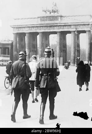 Des gardes armés en service patrouillent dans les rues de Berlin pendant les élections . 25 avril 1932 Banque D'Images